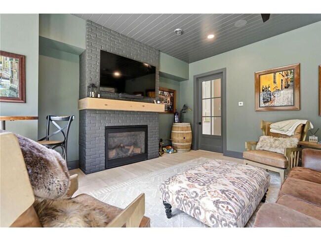 Building Photo - 6201 Gustavus Dr