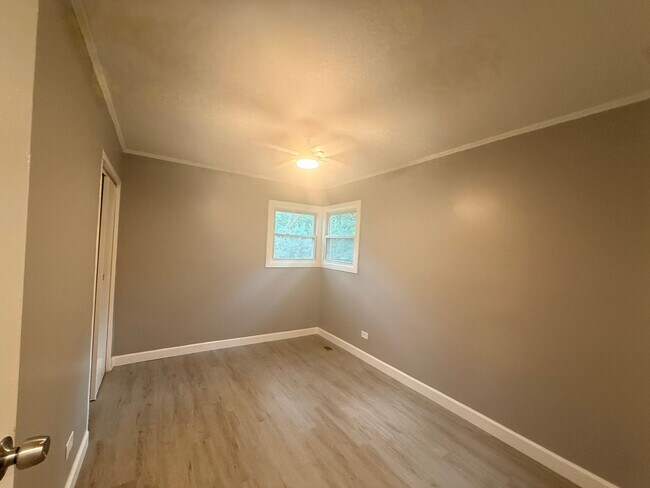 Building Photo - 450 Tomahawk St