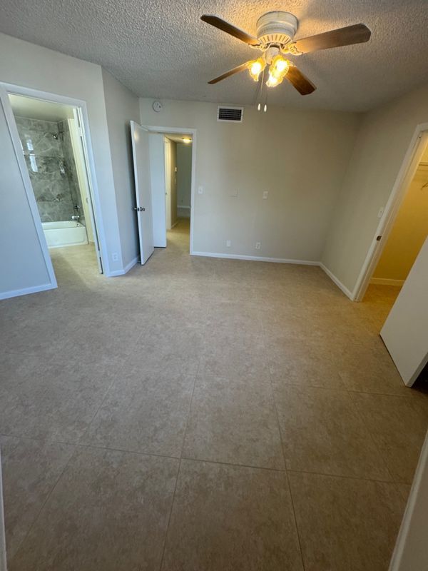 Building Photo - 211 Lake Pointe Dr