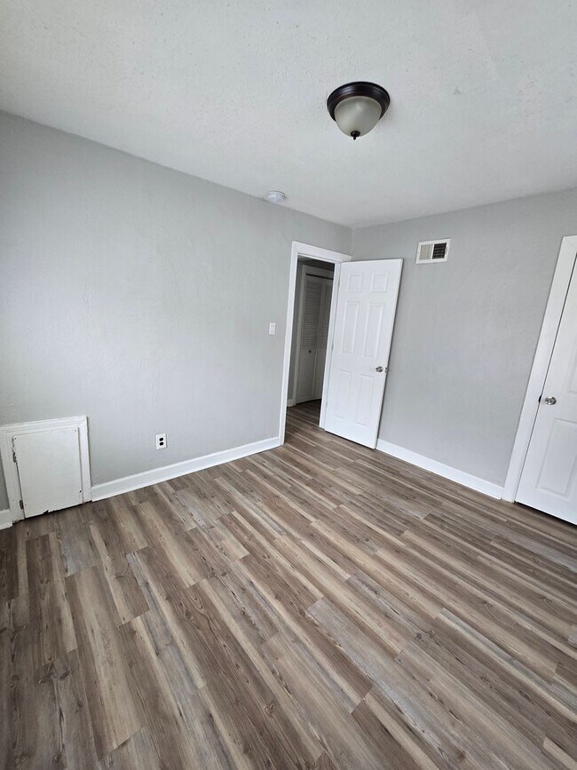 Building Photo - 2 bedrooms 1 bath renovated ready for move in