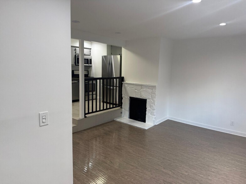 Building Photo - 9910 Robbins Dr