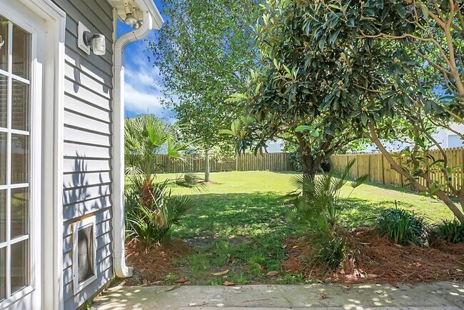 Building Photo - Comfortable Living, 4 BR 2.5 BA Home, Two Car Garage