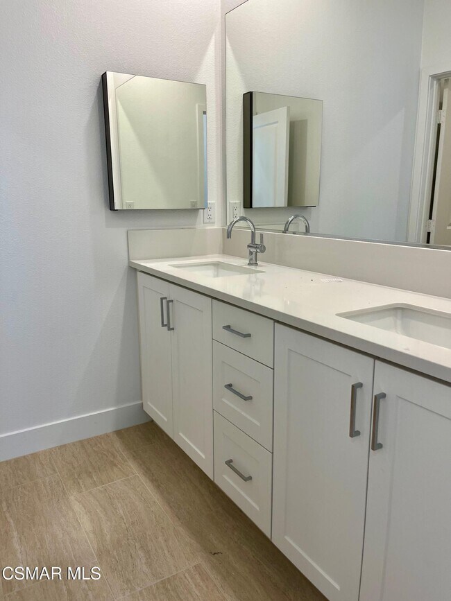 Building Photo - 779 Edward Scholle Dr