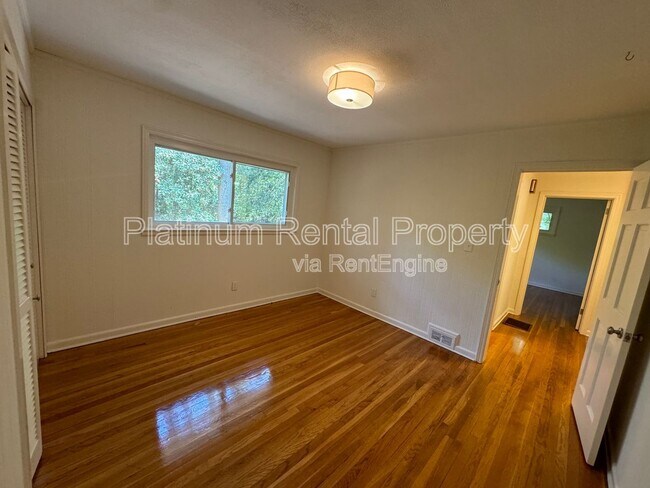 Building Photo - 383 Springdale Dr NE