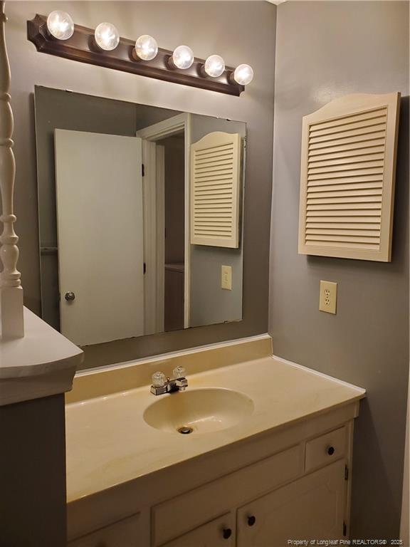 Building Photo - 3264 Glenmore Dr