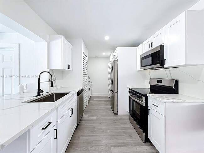 Building Photo - 600 N 66 Terrace