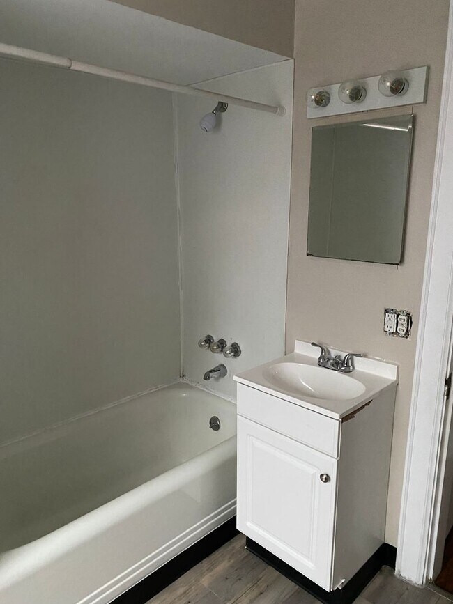 Building Photo - 3 Bedroom 1 Bathroom Single Family Home, N...