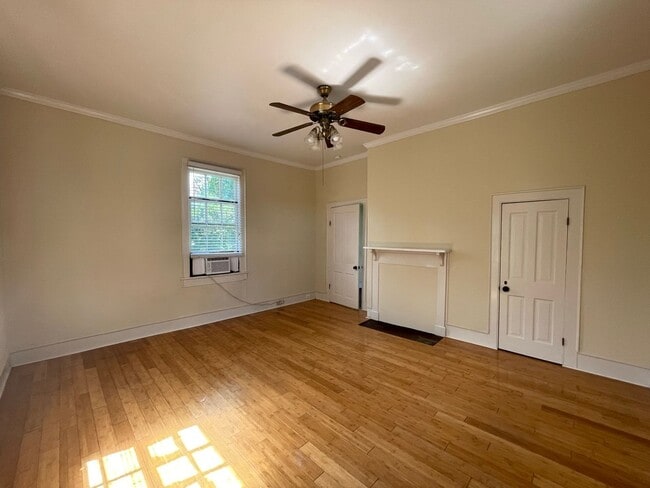 Building Photo - Short Term Lease at $1200/month- Pre-Leasing for Fall at $1900/month [Olympia]