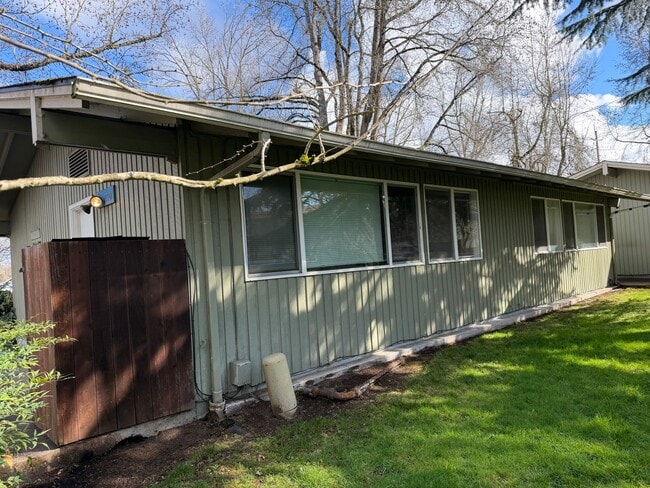 Building Photo - Updated 2 bedroom 1 bath duplex in Eugene!