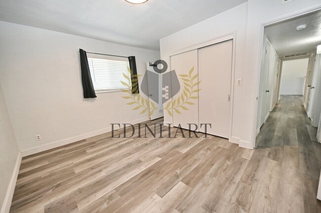 Building Photo - 5568 N Millbrook Ave