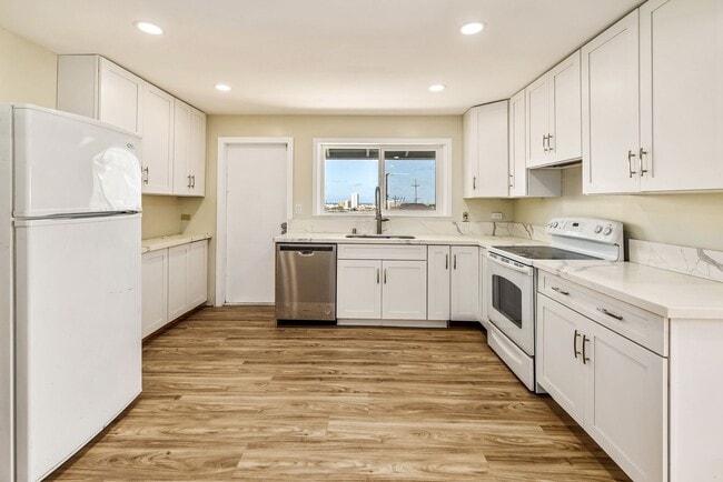 Building Photo - Nuuanu - Renovated 5 bedroom, 2 bath singl...