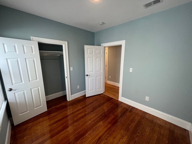 Building Photo - Renovated 4 bed 2 baths in Somerville.... Don't miss out!