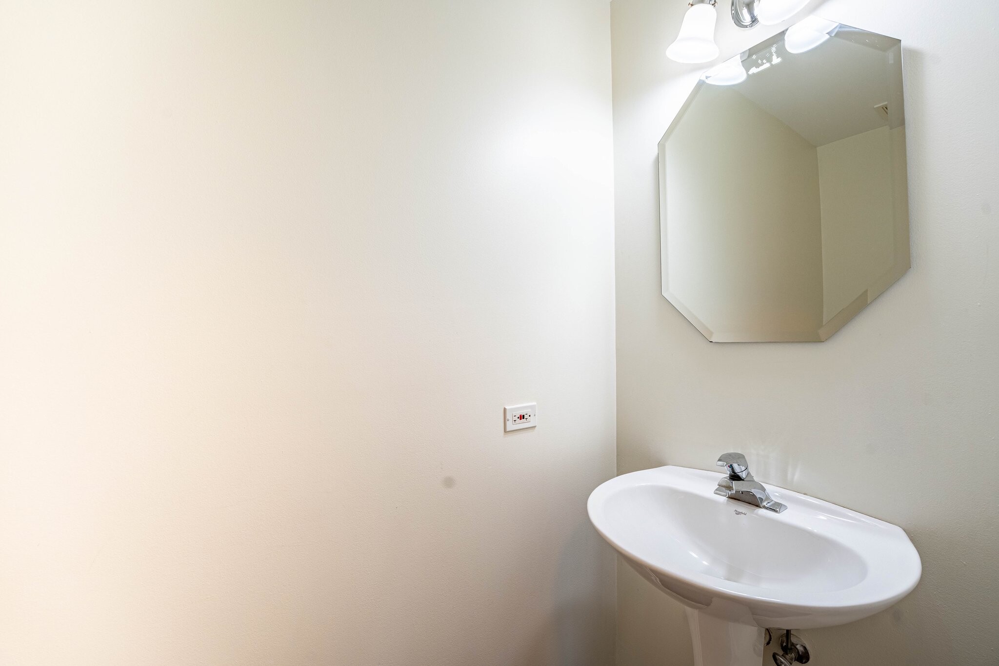 Building Photo - 965 Summerhill Dr