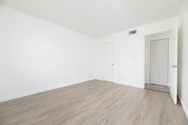 Building Photo - 1401 NE 17th Ct