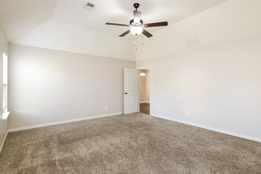 Building Photo - 1074 Darren Cir E
