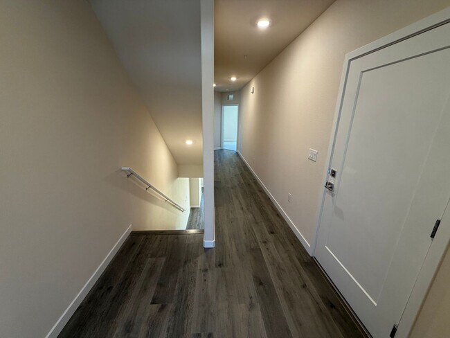 Building Photo - Brand New Townhome in Sparks!