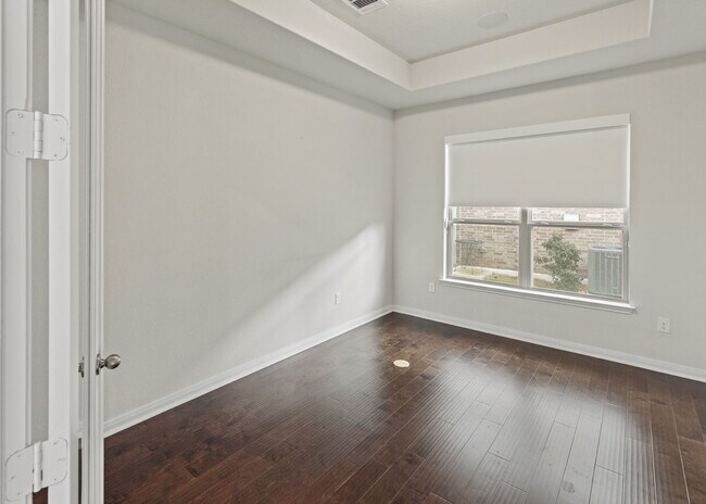 Building Photo - Modern updates and amenities but feels lik...