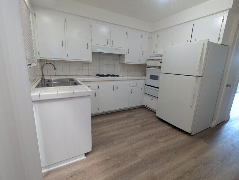 Kitchen - 216 Melrose Dr