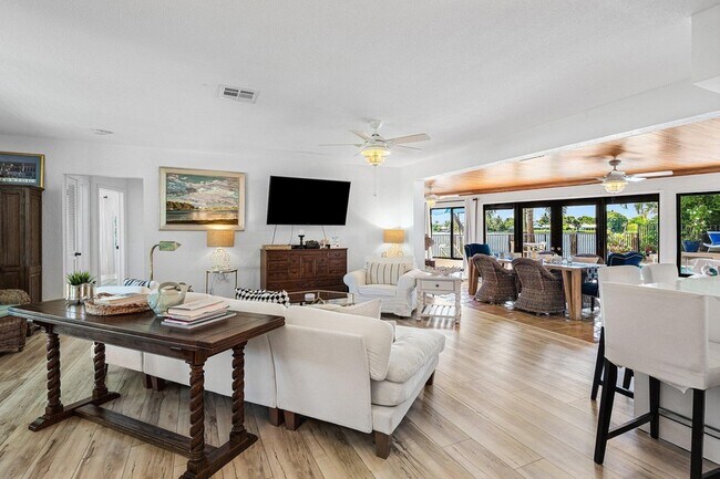 Building Photo - 25 NW 24th Ct