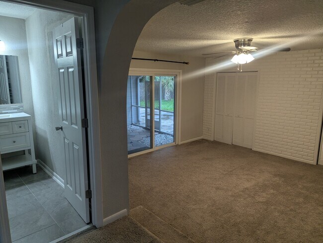 Building Photo - 6530 Pine Summit Dr