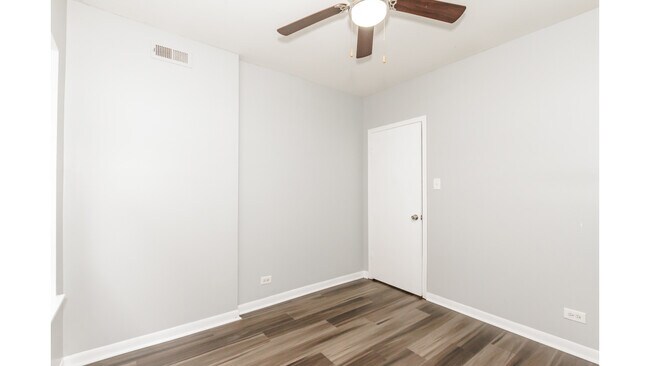 Building Photo - 2410 N Kilbourn Ave