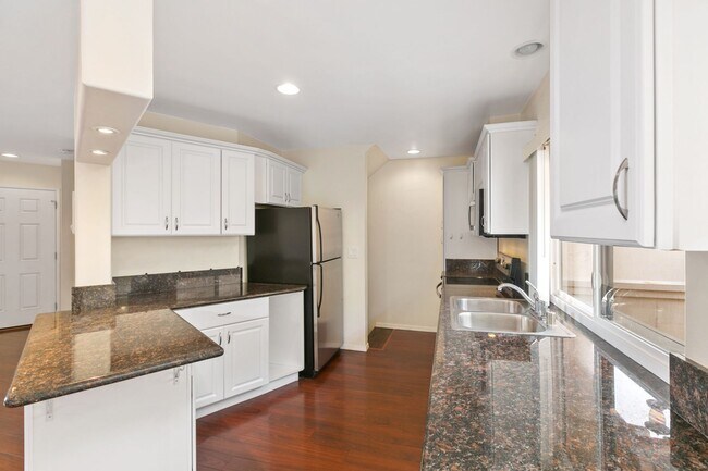 Building Photo - Woodlands South - La Jolla Townhome