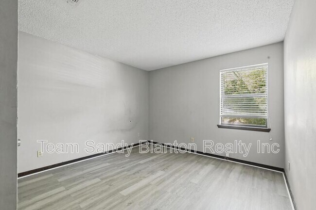 Building Photo - 455 Stara Cir