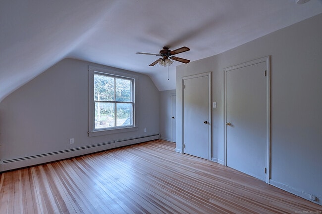 Building Photo - 93 Meadow St