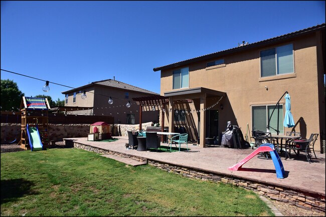 Building Photo - 6246 Viale Del Sol Ave