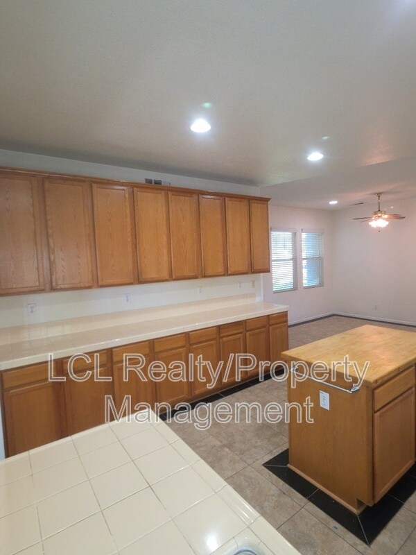Building Photo - 12899 Oakdale St