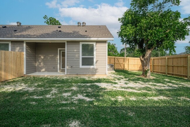 Building Photo - Remarkable Value: Spacious 2-Bed with Mode...
