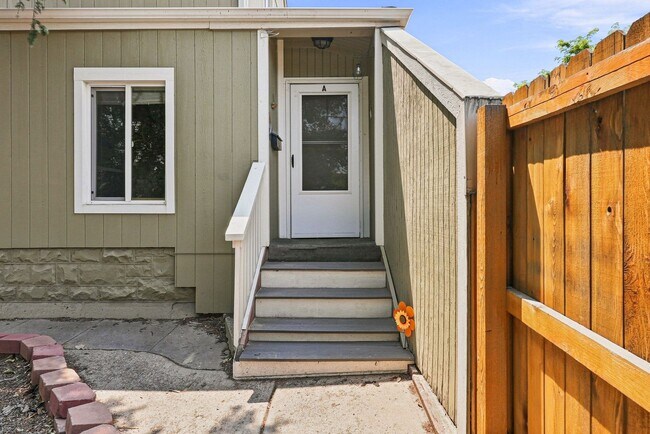 Building Photo - 2 Bed, 1 bath Available!