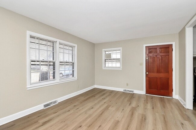 Building Photo - Beautifully Updated Two Bedroom Duplex