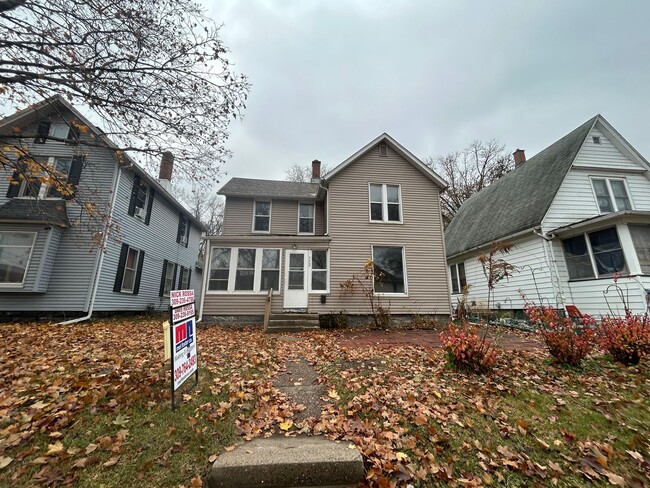 Primary Photo - 3 Bedroom, 2 Bath house in East Moline