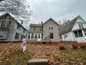 Building Photo - 3 Bedroom, 2 Bath house in East Moline