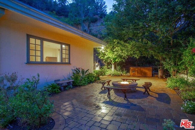 Building Photo - 10216 Cielo Dr