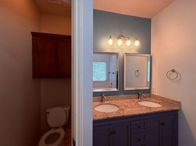 Building Photo - 10905 Dodge Cattle Dr