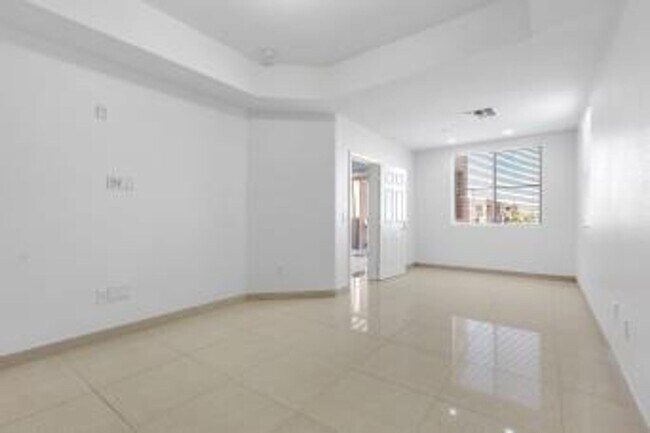 Building Photo - Two bedroom Park Avenue Condo/Freshly pain...