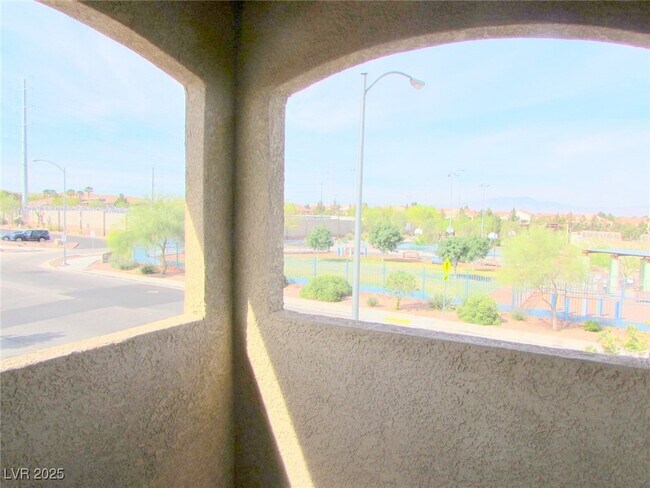 Building Photo - 2305 W Horizon Ridge Pkwy