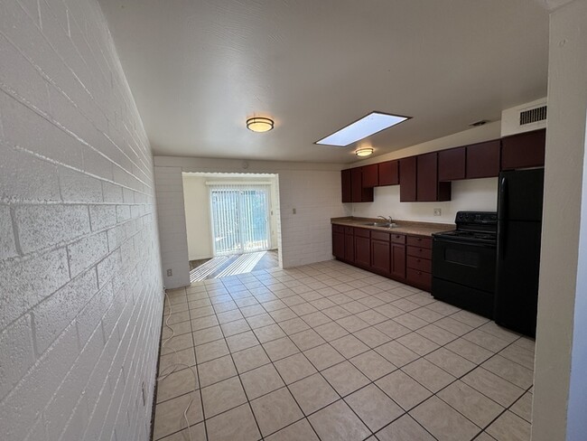 Building Photo - Introducing a charming 2 bedroom, 1 bathro...