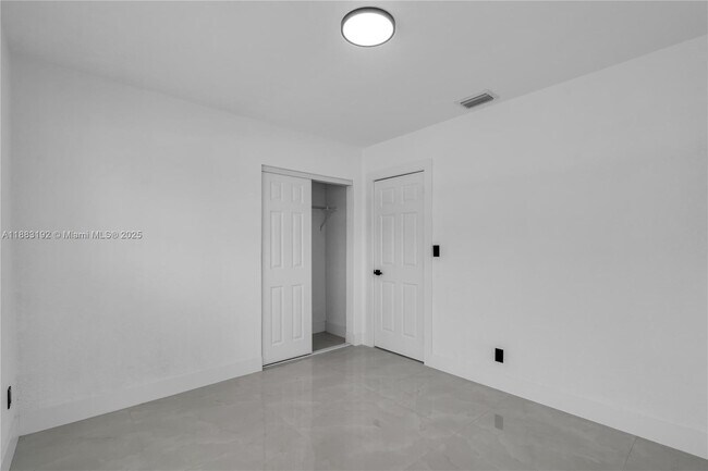 Building Photo - 1000 NW 198th St
