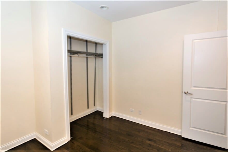 Building Photo - 1758 W Montrose Ave