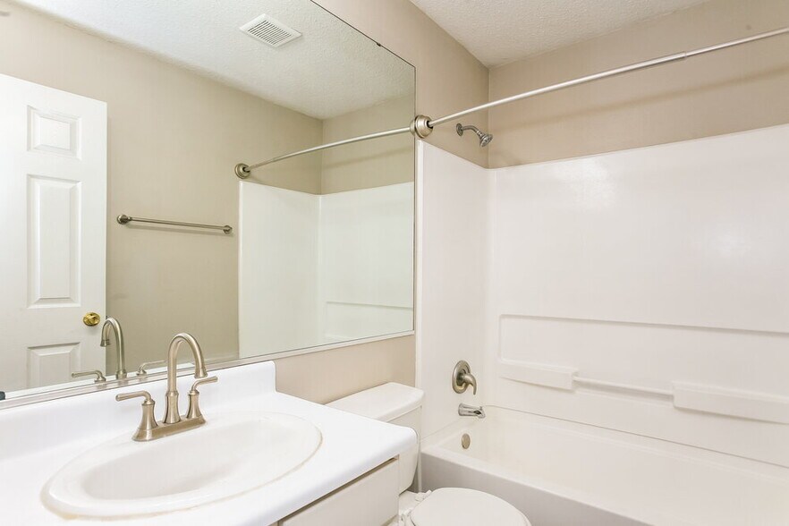 Building Photo - 7204 Parklake Pl