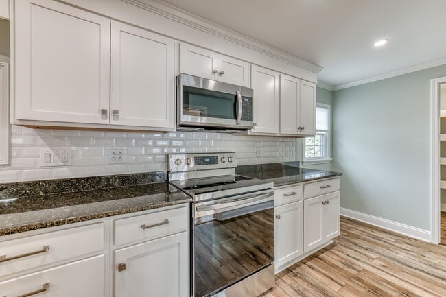 Building Photo - 5 Bedroom / 3.5 Bath Home Blountville, TN