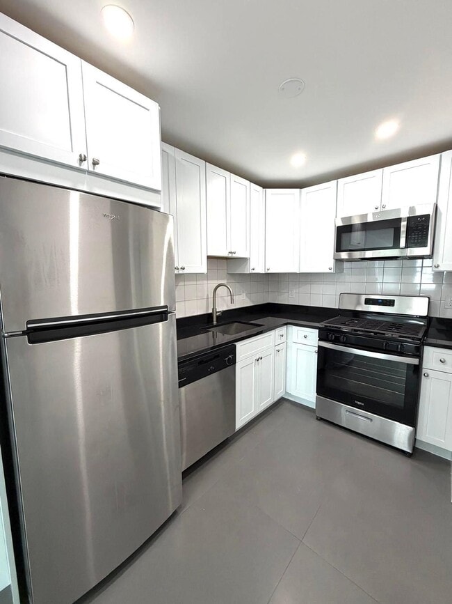 Building Photo - 8 Bergen Ridge Rd