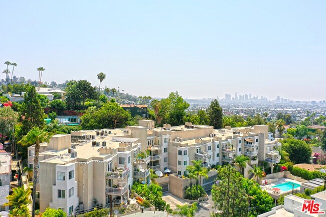 Building Photo - 2222 N Beachwood Dr