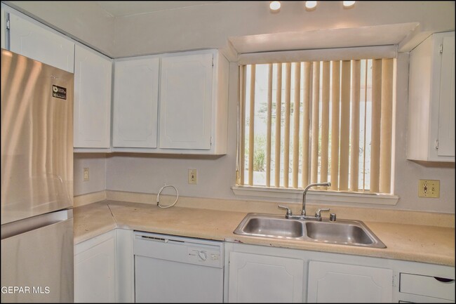 Building Photo - 10415 Ashwood Dr