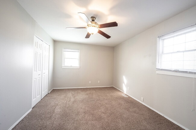 Building Photo - "Charming 3-Bed, 2-Bath Gem on E 35th St w...