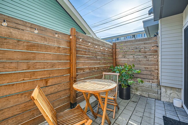 Building Photo - Modern stylings and cutting-edge convenien...