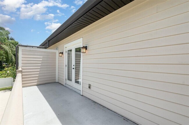 Building Photo - 2233 E Kaley Ave